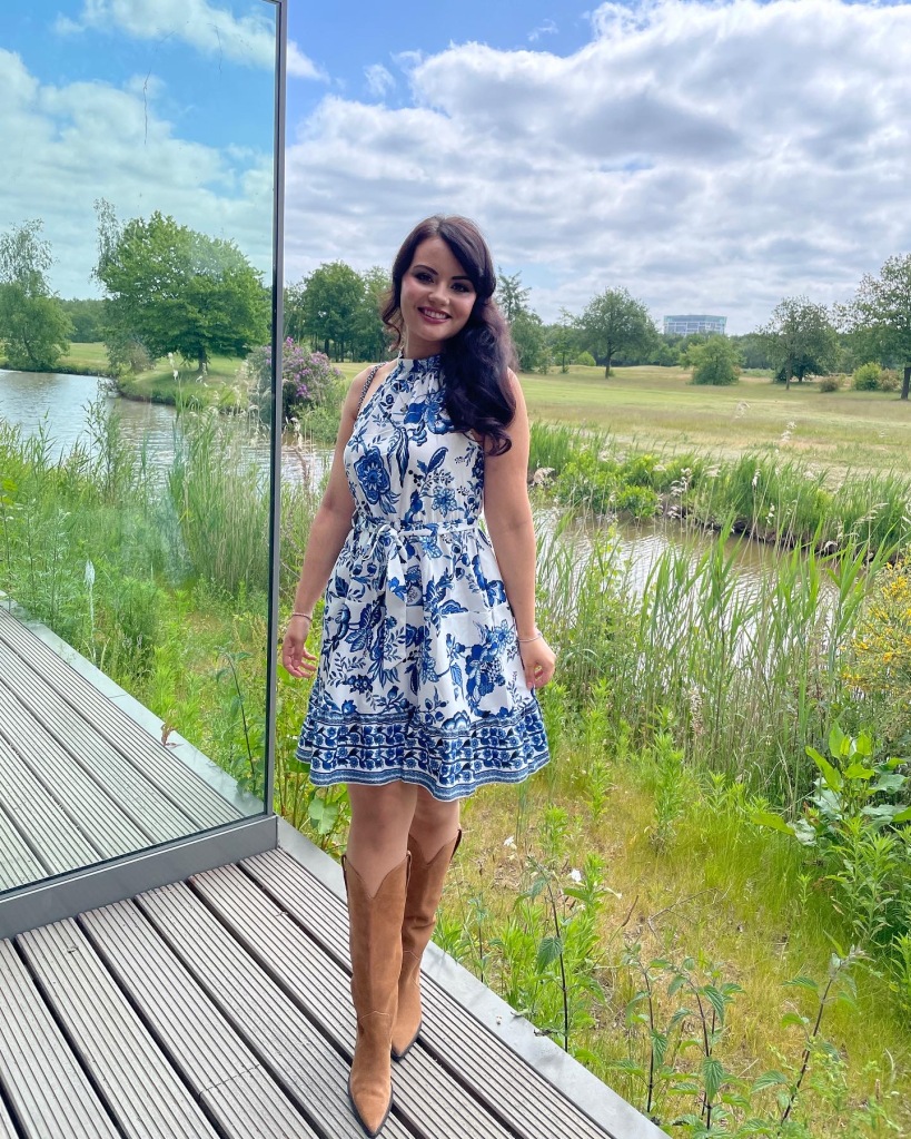 Miss World Netherlands 2019 2020 Brenda Felicia Muste Nel. Miss World Nederland 2019 2020 Brenda Felicia Muste Nel. Feminine summer fashion outfit inspiration with western cowboy boots.